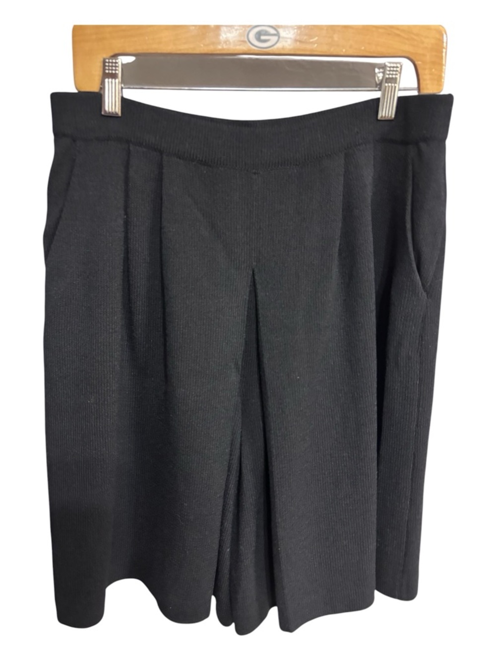 NWOT St. John Basics Black Pleated Santana Knit Culottes Shorts Sz 12